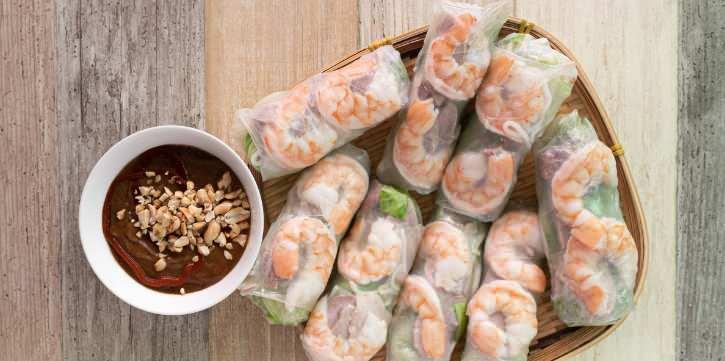 <p><strong>Goicuon – Bu Çin böreği kişniş, yeşillik, kıyılmış et, karides veya yengeç ile yapılıyor.</strong></p>

<p><strong>Banh mi – Sebzeli omletli sandviç</strong></p>

<p><strong>BanhXeo – Tam çevirisi "<span style="color:#B22222">​</span>cızırtılı krep", adından da anlaşılacağı gibi Vietnam usulü krep.</strong></p>

<p><strong>Pho – Şehriye çorbası</strong></p>

<p><strong>ChaCa – Tereyağında taze soğan ile sotelenmiş beyaz balık eti.</strong></p>

<p><strong><em>Ne içilir? </em>Yasemin çayı, sert buzlu kahve ve limonlu buzlu çay.</strong></p>
