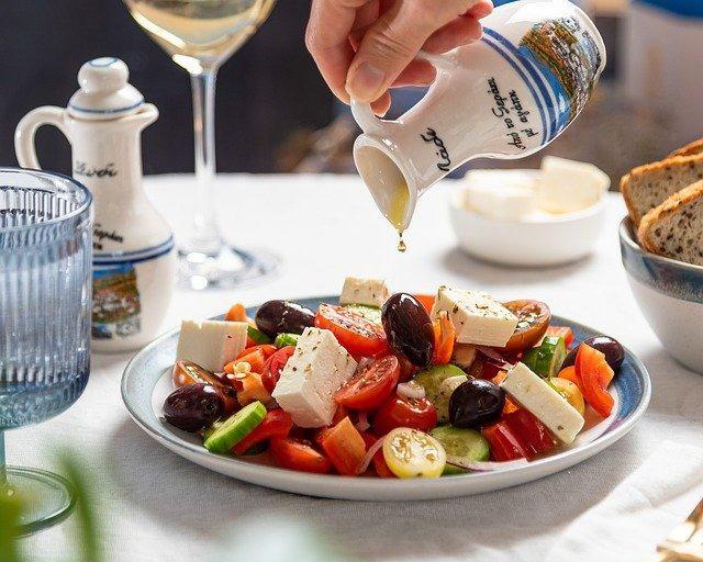<p><strong><em>Yunan salatası</em> – Elbette sipariş verirken sadece salata demeniz yeterli.</strong></p>

<p><strong><em>Souvlaki </em>– Bir çeşit şiş kebap, bizden farkı kullanılan et türü ve sokak yemeği olarak hemen her yerde satılması.</strong></p>

<p><strong><em>Musakka </em>– Bizde olan musakka tarifi ile Yunan tarifi arasında çok fark var. Patlıcan üzerine patates ve beşamel sos ile hazırlanıyor. Oldukça ağır bir yemek.</strong></p>
