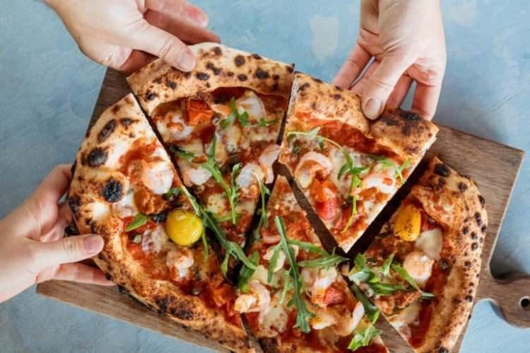 <p><strong><em>Pizza</em> – Margherita, Quattro Formaggi, Speck e Mascarpone.</strong></p>
<p><strong><em>Makarna</em> - Carbonara, Pesto, Cacio e pepe ve Amatriciana en iyi makarnalardan birkaçıdır.</strong></p>
<p><strong><em>Caprese </em>– Orijinal mozzarella di bufala, "Cuordi Bue" domatesi ve sızma zeytinyağı yanında bir dilim taze İtalyan ekmeği… Basit ve son derece hafif.</strong></p>