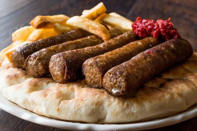 <p><strong><em>Polenta </em>– Mısır yemeği</strong></p>

<p><strong><em>Biber dolması</em> – Bizim biber dolması tariflerimizden farkı içindeki sebzeler ve kremalı bir sos ile servis edilmesi.</strong></p>

<p><strong><em>Skorup </em>– Tuzlu süzme peynir</strong></p>

<p><strong><em>Plieskavitsa </em>– Bir çeşit karışık ızgara.</strong></p>
