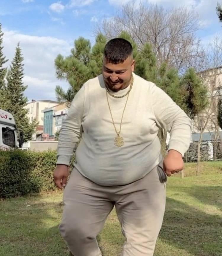 <p><strong>TikTok sayesinde hayatı değişen isimlerden biri de Yasin Cengiz. 'Skibidi Bop Yes Yes' şarkısıyla ünlenen Cengiz göbek atarak iyice ünlendi ve dünyası değişti. Hatta adını alan 'Skibidi Toilet' isimli bir animasyon serisine de ilham kaynağı oldu.</strong></p>