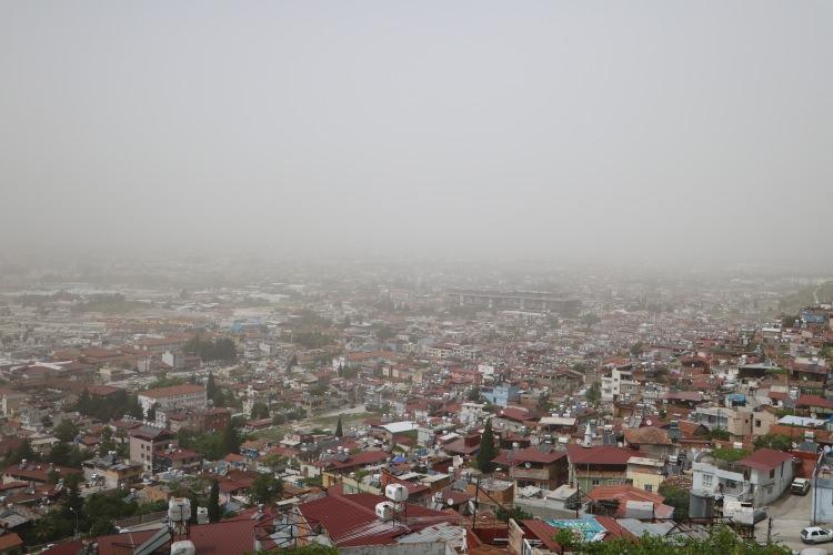<p>Meteoroloji Genel M&uuml;d&uuml;rl&uuml;ğ&uuml; hafta sonu i&ccedil;in Suriye &uuml;zerinden gelecek toz bulutu uyarısında bulunmuştu.&nbsp;</p>
