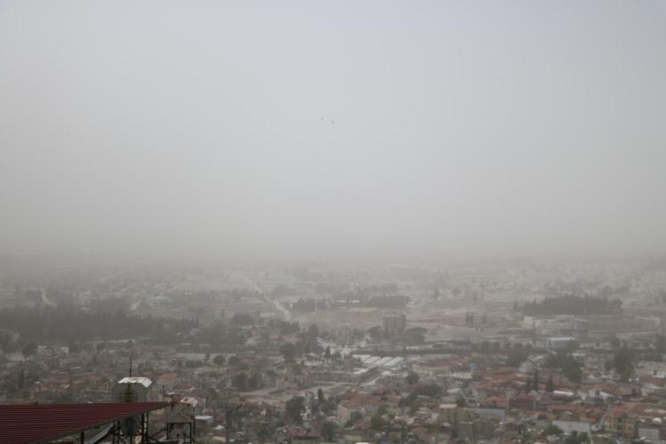 <p>T&uuml;rkiye&rsquo;nin en&nbsp;<strong>g&uuml;neyinde</strong>&nbsp;bulunan Hatay&rsquo;da hafta sonu itibarıyla toz bulutu etkili olmaya başladı.</p>
