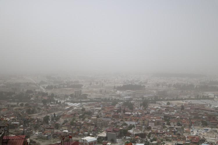<p>Toz bulutu; Antakya, Samandağ, Defne, Kırıkhan ve Reyhanlı il&ccedil;elerinde etkisini g&ouml;sterdi.&nbsp;</p>
