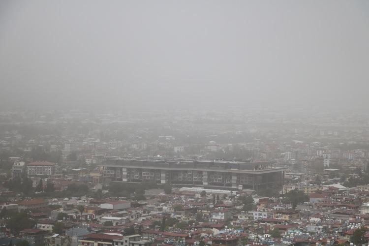 <p>Toz bulutu; Antakya, Samandağ, Defne, Kırıkhan ve Reyhanlı il&ccedil;elerinde etkisini g&ouml;sterdi.&nbsp;</p>

