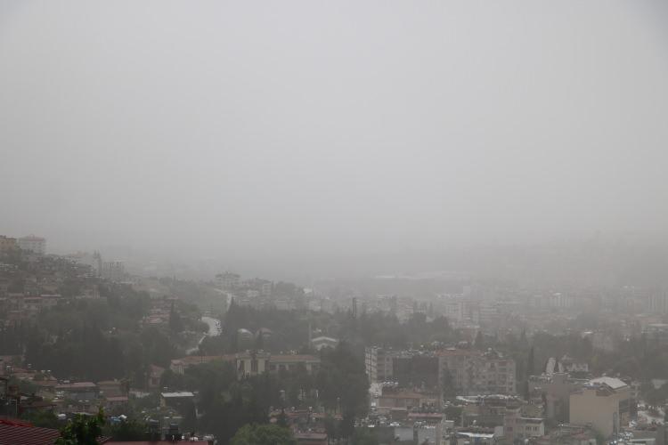 <p>İnşaat &ccedil;alışmalarının devam ettiği kentte toz bulutu vatandaşlara zorluk yaşattı.</p>
