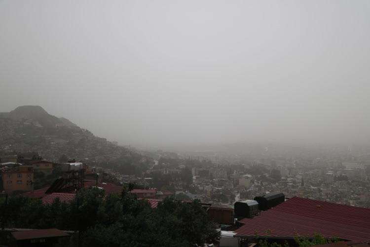 <p>Antakya'nın y&uuml;ksek noktalarından olan Habib-i Neccar Dağı'ndan toz bulutunun kenti etkisi altına aldığı g&ouml;r&uuml;ld&uuml;.</p>
