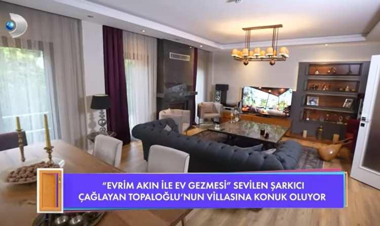 <p>4 katlı villa yeşiller içinde bir arazide bulunuyor ve bahçesinde bir havuz var.</p>
