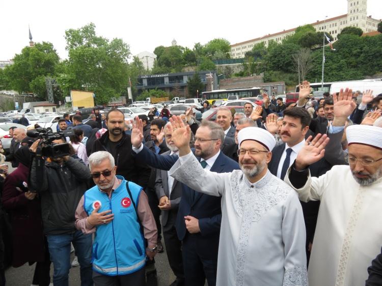 <p>Uğurlama sırasında bazı adayların gözyaşlarını tutamadığı görüldü. Diyanet İşleri Başkanı Prof. Dr. Ali Erbaş hacı adaylarına hayırlı yolculuklar diledi. Havalimanında işlemleri tamamlanan 360 hacı aday kutsal topraklara hareket etti.</p>

<p> </p>
