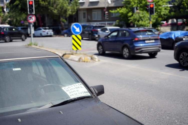 <p>Öte yandan, uygulama içinde algoritma tarafından ilanları daha görünür hale getiren sistemler de ücretli olarak sunuluyor.</p>
