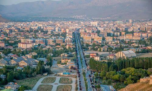 <p>VAN</p>
<p>Kadınlarda ortalama yaşam süresi: 79,3</p>
<p>Erkeklerde ortalama yaşam süresi: 74,9</p>
<p>Ortalama: 77,1</p>