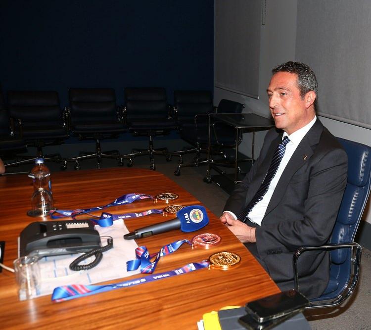 <p>Başkan Ali Koç'un yakın zamanda yapılacak Fenerbahçe seçimlerinde yeniden aday olması beklenirken, gelecek sezon takımı çalıştıracak teknik direktör çalışmalarına da şimdiden başladığı kaydedildi.</p>