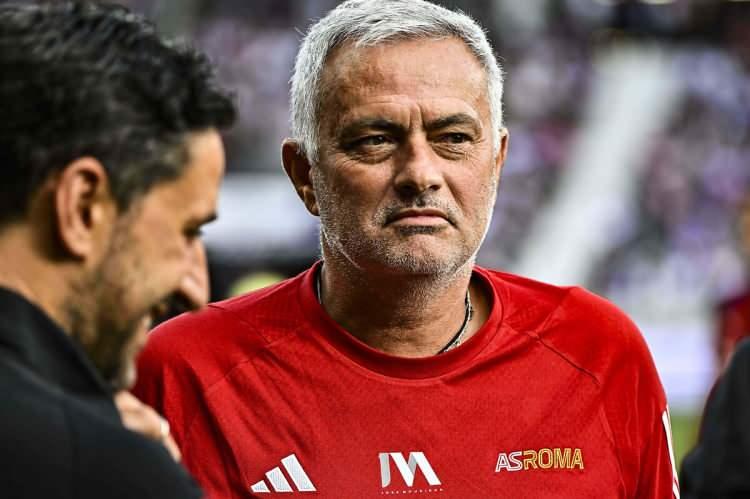 <p>Avrupa basınında eski takımı Manchester United'a dönme isteğinin olduğu konuşulan Jose Mourinho, son olarak Serie A ekiplerinden Roma'yı çalıştırmış ve 1 UEFA Konferans Ligi kupası kazanmıştı.</p>
