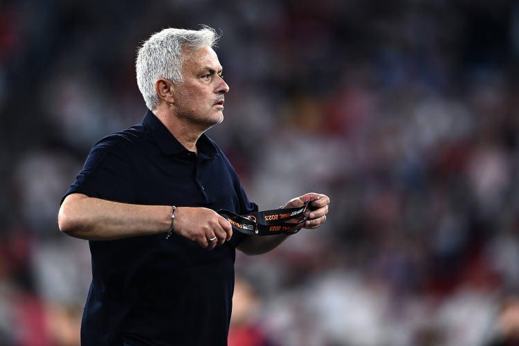 <p><strong>İSTEDİĞİ MAAŞ DUDAK UÇUKLATTI</strong><br />
<br />
THY'nin reklam çekimleri için kısa süreliğine İstanbul'a gelen Jose Mourinho'nun istekleri ise dikkat çekti.</p>