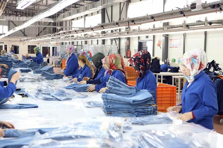 <p>Tekstil başta olmak üzere makine, inşaat, imalat gibi emek yoğun sektörlerde ara eleman açığı büyümeye devam ediyor.</p>
