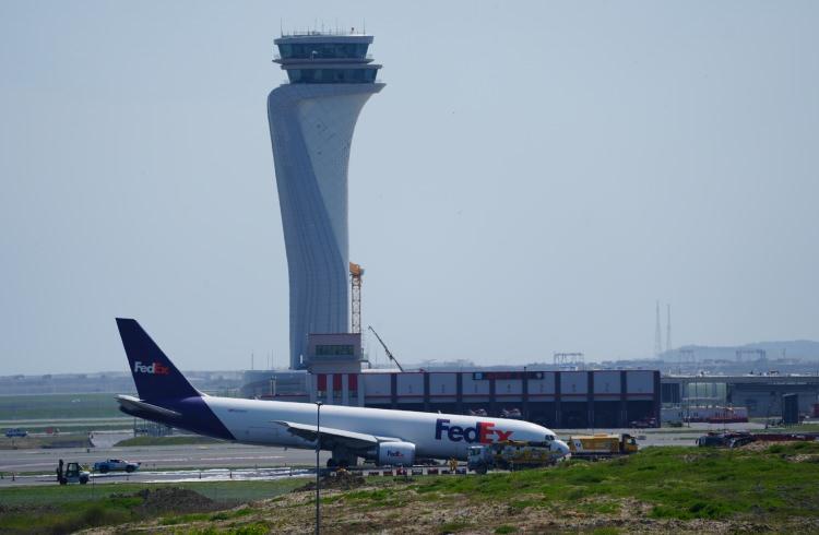 <p>BBC’ye konuşan Santiago Paredes, farbrika’da kalite kontrol uzmanı olarak görevliydi. ABD'nin Kansas şehrindeki Spirit AeroSystems isimli fabrikanın eski çalışanı Paredes, Boeing’e gönderilmek üzere kargolanmış bazı parçalarda 200 kusur tespit ettiği zamanlar olduğunu savundu.</p>
<p> </p>