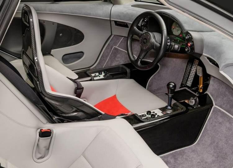<p><strong>McLaren F1 |</strong></p>
<p> </p>
<p>Merkezi sürüş ve 3 kişilik oturma pozisyonuna sahip olarak piyasaya çıkan model, 6,1 litrelik V12 motoruyla 618 bg güç üretiyordu. </p>
<p> </p>