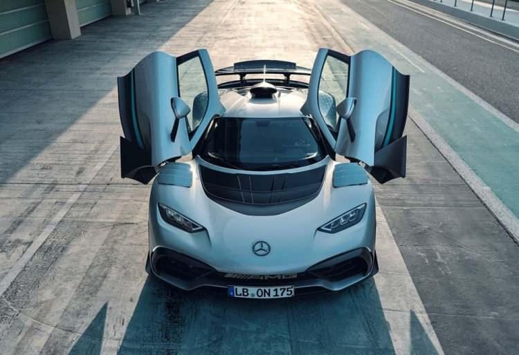<p><strong>Mercedes-Benz AMG ONE |</strong></p>
<p> </p>
<p>Dört tekerlekten çekiş sistemine sahip model 1048 bg güç sunuyor. 359 km/saat azami hıza ulaşan AMG ONE, 0'dan 100 km/saat hıza 2,9 saniyede ulaşıyor.</p>