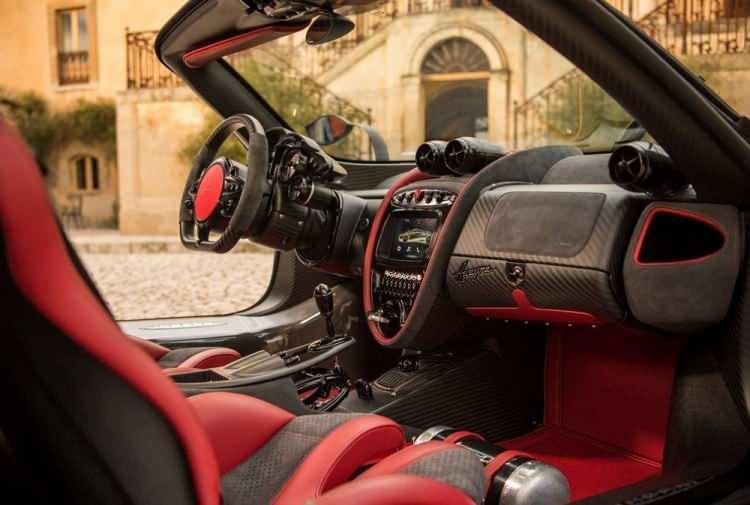 <p><strong>Pagani Huayra BC |</strong></p>
<p> </p>
<p>Sadece 20 adet üretilen bu özel otomobil 0'dan 100'e 2,3 saniyede ulaşıyor. </p>
<p>Sınırlı üretim nedeniyle ulaşılması zor olan modeller arasında. </p>
<p> </p>
