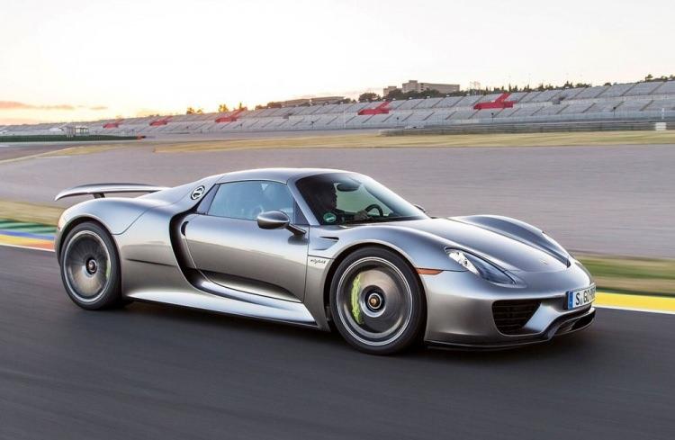 <p><strong>Porsche 918 Spyder |</strong></p>
<p> </p>
<p>Porsche'nin Taycan'dan önceki elektrik destekli modeli 918 Spyder'dı.</p>
<p>Aracın, 4,6 litrelik, doğal soğutmalı V8 motoru iki elektrik motoruyla destekleniyor. </p>