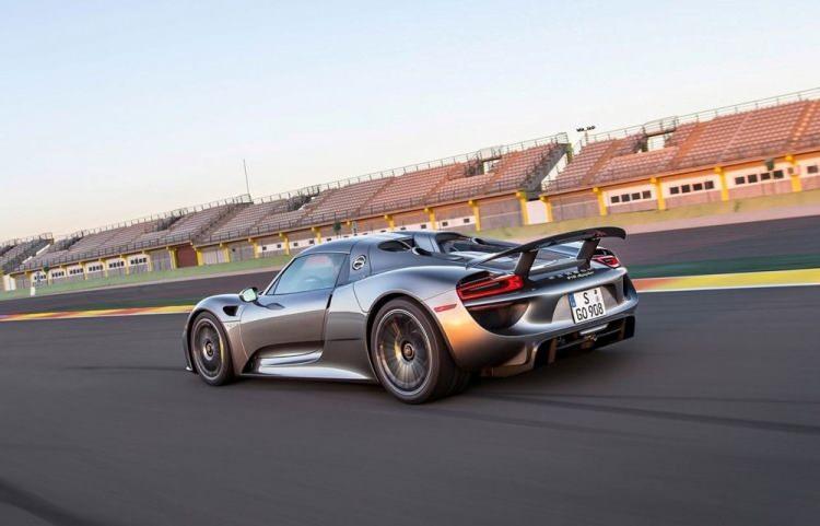 <p><strong>Porsche 918 Spyder |</strong></p>
<p> </p>
<p>887 beygirlik Porsche 918 Spyder, vadettiği 345 km/sa hıza 2020 yılında bir testte kalkıştan sorna 1 dakika içinde ulaşmayı başardı. </p>