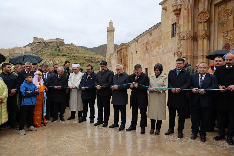 <p>Başta kapılar ve sütunlar olmak üzere, külliyenin bir çok yerinde bulunan, Ahlatlı ve Tiflisli ustaların ellerinden çıkan, taş işçiliğinin en nadide ve en ince örneklerini yansıtan harikulade motifler tüm dünyanın ilgi ve dikkatini çekmektedir. </p>
