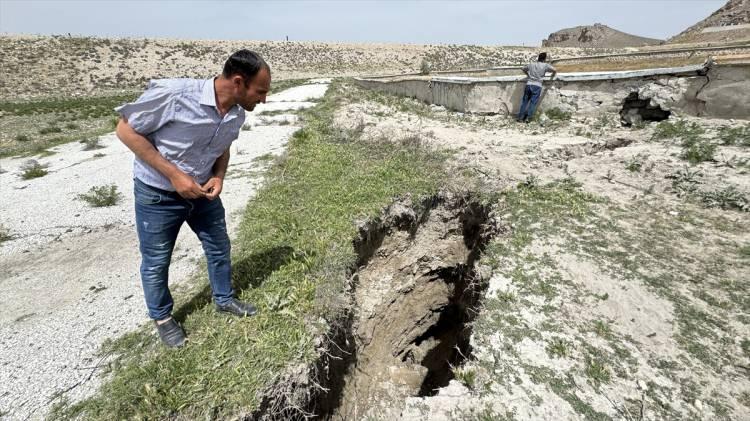 <p>Konya'nın Çumra ilçesinde 3 yıl önce oluşmaya başlayan ve 8 metre derinliği bulunan 2,5 km uzunluğundaki yüzey yarığı bölge halkını tedirgin ediyor. </p>