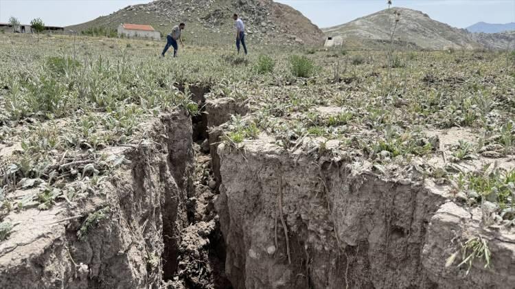 <p>Kuraklıkla ovada oluşumu sıklıkla gözlenmeye başlayan yarıklar, yerleşim yerlerini de tehdit ediyor. En son Adakale Mahallesi'nde görülen, 2,5 kilometre uzunluğundaki yarıklar, bölgede yaşayanları tedirgin etti.</p>