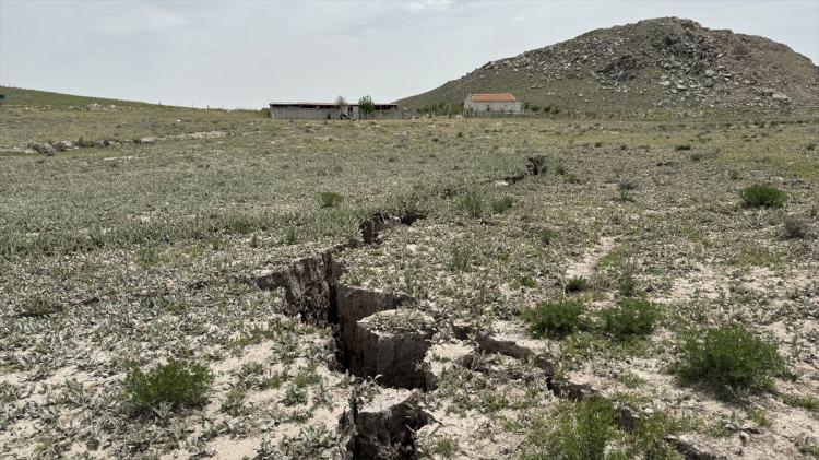 <p>Mahalle sakinlerinden Saffet Danalı, yarıklardan dolayı büyük tedirginlik yaşadıklarını anlatarak, "30-40 kilometre mesafedeki Karapınar'da obruk oluyor. Burada da yarıklar var. Oldukça ürkütücü. Köylüler olarak endişeliyiz." dedi.</p>