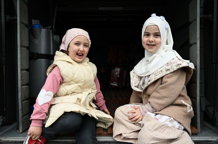 <p><em><strong>&nbsp;İşte sizler bu g&uuml;zel ibadeti yapmak i&ccedil;in Hac ibadetini yapmak i&ccedil;in bug&uuml;n yola &ccedil;ıkıyorsunuz. Allah hayırlı ve m&uuml;barek eylesin. Efendimizin, &lsquo;İslam 5 şey &uuml;zerine inşa edilmiştir&rsquo; hadisi şerifinde yer alan Hac ibadeti. İşte onlardan bir tanesi Kelime-i Şehadet getirmek, ikincisi namaz kılmak, &uuml;&ccedil;&uuml;nc&uuml;s&uuml; oru&ccedil; tutmak, d&ouml;rd&uuml;nc&uuml;s&uuml; Hacca gitmek, beşincisi zek&acirc;t vermek. İşte Hac ibadeti de İslam&rsquo;ın temelleri &uuml;zerinde y&uuml;kseldiği o 5 esastan birisidir. Bunu yapmak sizlere nasip olacak. Buradan yola &ccedil;ıktığınız andan itibaren kalbinizde g&ouml;nl&uuml;n&uuml;zde Allah aşkı, Resulullah aşkı daha da artacak. K&acirc;be-i Muazzama aşkı Ravza aşkı, 'Arafat&rsquo;a biran &ouml;nce varayım vakfeye durayım t&ouml;vbe edeyim ibadetlerimden daha &ccedil;ok lezzet alayım' niyetiyle bug&uuml;n yola &ccedil;ıkıyorsunuz</strong></em>" dedi.</p>

<p>&nbsp;</p>
