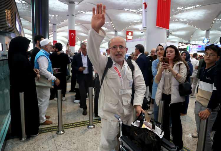 <p>T&ouml;renin sonunda hacı adayı ve g&ouml;revliler kutsal topraklara dualarla uğurlandı.</p>

<p>&nbsp;</p>
