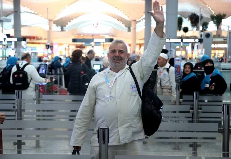 <p>Hac kafilesinin hareketi öncesi İstanbul Havalimanı Gidiş Terminali'ndeki tören Kur'an-ı Kerim tilavetiyle başladı.</p>
