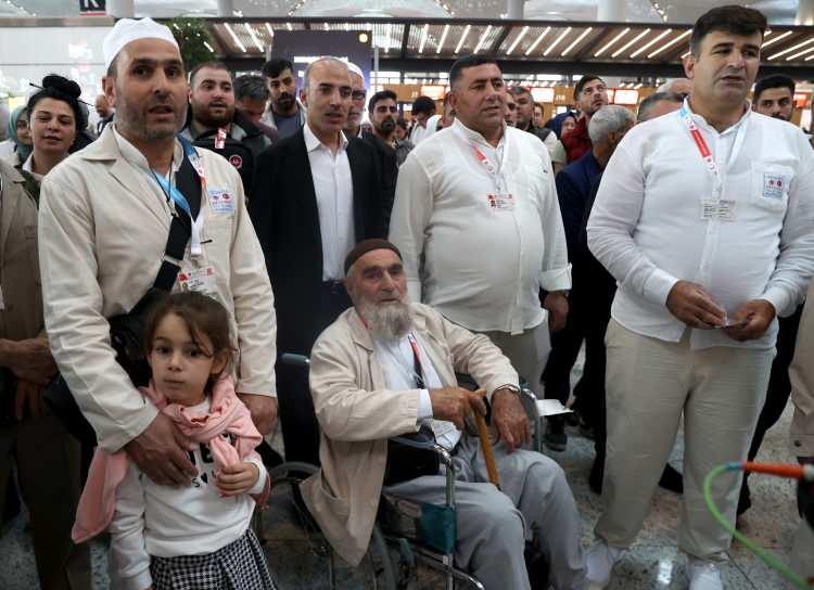 <p>Uzun yıllardır hac farizasını bekleyen hacı adayları ile yakınları duygu dolu anlar yaşadı.</p>
