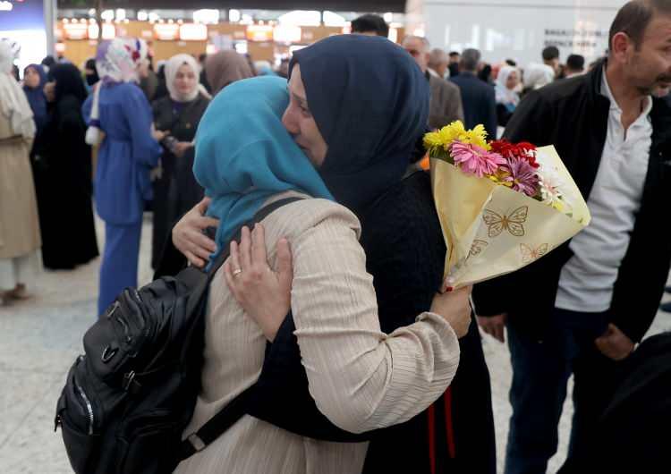 <p>Diyanet İşleri Başkanlığı Hac ve Umre Hizmetleri Genel Müdürü Remzi Bircan, burada yaptığı konuşmada, hac yolculuğunun önemine değinerek, "Allah çıkmış olduğunuz bu kutsal yolculuğu mübarek eylesin. Rabbim yapacağınız ibadetleri şimdiden kabul eylesin. Sizler Allah'ın misafirlerisiniz. Sizler dua ederseniz, Allah kabul buyurur. Bu son derece müstesna bir yolculuktur. Ömrümüzün ibadeti hac yolculuğudur." diye konuştu.</p>
