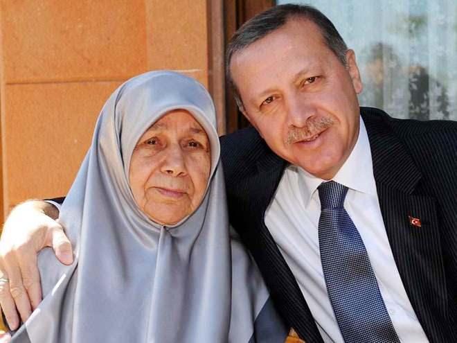 <p><span style="color:#FF0000"><strong>Cumhurbaşkanı Recep Tayyip Erdoğan ve annesi Tenzile Erdoğan</strong></span></p>
