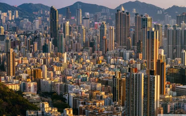 <p> Pekin (125 bin 600 milyoner), son on yılda milyoner nüfusunda yüzde 90'lık bir büyümenin ardından ilk kez ilk 10'a giriyor ve Hong Kong 10 yıllık dönemde dört sıra düşerek sıralamada 9’uncu sıraya düşmesine rağmen, Şanghay (123 bin 400), Shenzhen (50 bin 300), Guangzhou (24 bin 500) ve Hangzhou (31 bin 600) milyoner nüfuslarında önemli artışlarla dikkat çekiyor.</p>