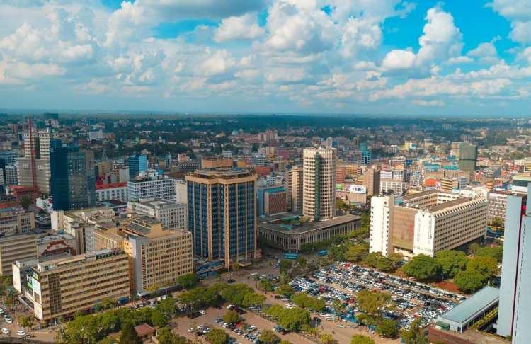 <p> Kenya'nın hareketli başkenti Nairobi'de şu anda 4 bin 400 milyoner var, bu da gelişen teknoloji ekosistemi ve büyüyen orta sınıfı sayesinde son on yılda yüzde 25'lik bir artış gösteriyor. Güney Afrika'nın çarpıcı kıyı mücevheri Cape Town, milyonerlerde yüzde 20'lik bir artış yaşıyor.</p>