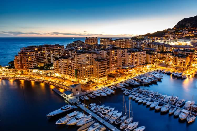 <p>Henley & Partners Türkiye Direktörü Burak Demirel, dünyanın en zengin 10 şehrinden 7'sinin, oturum veya vatandaşlık hakları karşılığında doğrudan yabancı yatırımı aktif olarak teşvik eden yatırım göçü programlarına ev sahipliği yapan ülkelerde olduğunu belirtti. </p>
