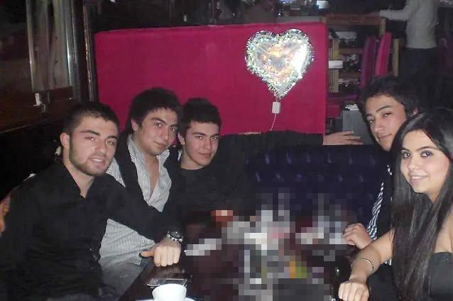 <p>Yapılan incelemelerde bu lekelerin, Silivri 5 No'lu L Tipi Cezaevi F Blok F3 Alt koğuşunda kalan Garipoğlu'nun resim çalışmaları kapsamında olmuş olabileceği ihtimali üzerinde duruyor.</p>
<p> </p>