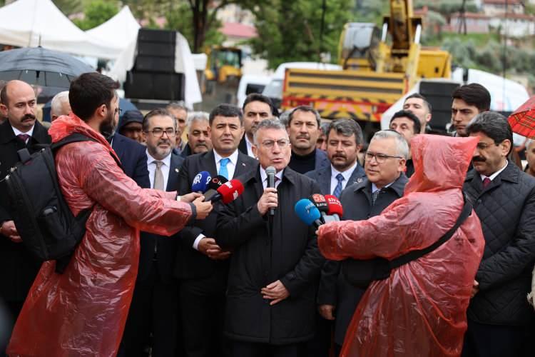 <p>Konuşmaların ardından, Divriği Ulu Cami ve Darüşşifası'nın açılışı, Cumhurbaşkanı Recep Tayyip Erdoğan'ın video konferansla katılımıyla gerçekleştirildi. Camide 9 yıl aranın ardından ilk öğle namazı kılındı. </p>

<p> </p>
