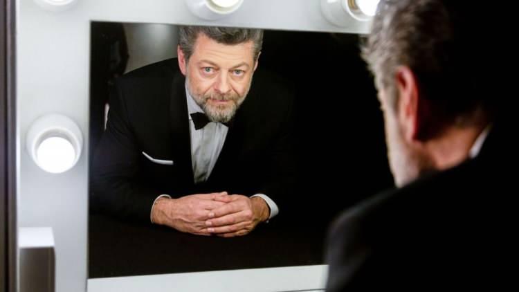 <p>The Hunt for Gollum için açıklama yapan Andy Serkis, <em><strong>"Sevgili dostlarımla, Orta Dünya'nın olağanüstü ve eşsiz muhafızlarıyla bir kez daha bilinmeyene doğru yola çıkmanın zamanı geldi" </strong></em>dedi.</p>
