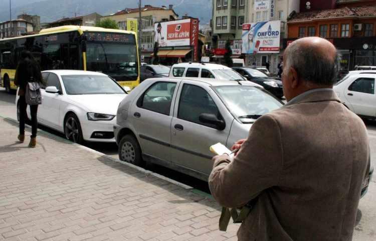 <p>Yönetmeliğe göre 70 yaşından büyük kişiler fahri trafik müfettişi olamayacak.</p>