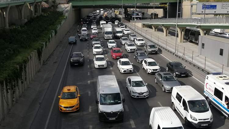<p>Bir yıl süreyle trafik kural ihlali tespit tutanağı düzenlemeyen veya trafik güvenliğine katkı sağlamayacak şekilde günlük hayatın olağan akışı dışında tutanak düzenlediği tespit edilen ya da eğitim ve değerlendirme toplantılarına üst üste iki kez katılmayan müfettişlerin görevleri, Emniyet Genel Müdürü'nün teklifi üzerine İçişleri Bakanı'nın onayı ile sonlandırılabilecek.</p>