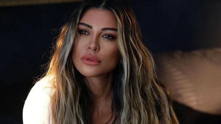 <p>Görgüzel, <em><strong>"Geçtiğimiz günlerde çıktığım bir sahnede ünlü bir markaya ait 300 bin TL'lik altın bileziğimi düşürdüm. Kulis fotoğraflarında kolumdaydı belli ki sahnede düşmüş bulup getirene ödül vereceğim"</strong></em> dedi.</p>
