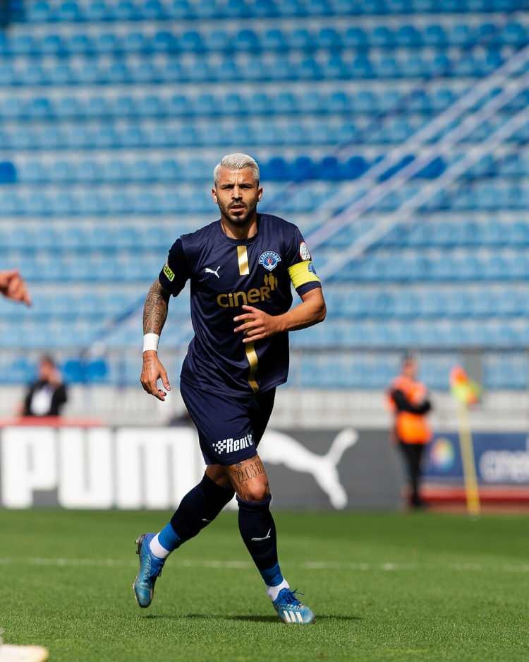 <p>Aytaç Kara - Kasımpaşa</p>
<p>34 maç - 14 gol</p>