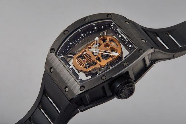 <p><strong>Stallone'a ait olan ve müzayedeye çıkacak bir diğer Richard Mille eseri ise RM052-01 Tourbillon Skull TZP Nan-Ceramic saat. Fiyatının 350.000 ila 700.000 dolar arası bekleniyor.</strong></p>
<p> </p>