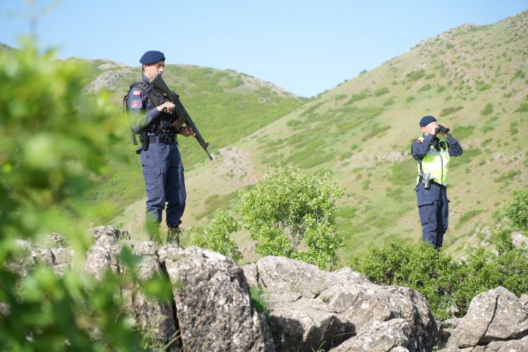 <p>Nesli koruma altında bulunan&nbsp;<strong>ters</strong>&nbsp;<strong>lale</strong>lerin soğanlarına zarar verilmemesi i&ccedil;in jandarma ekipleri denetimlerini sıklaştırıyor.</p>
