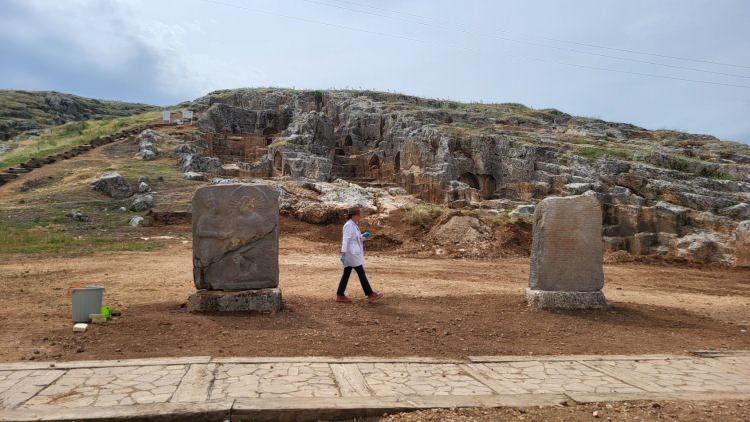 <p>Kültür ve Turizm Bakanlığı'ndan izin alan Pisa Üniversitesi'nden Margherita Facella ve Oxford Üniversitesi'nden Charles Crowther, stellerdeki yazıtlar üzerine çalışma yaptı. </p>
