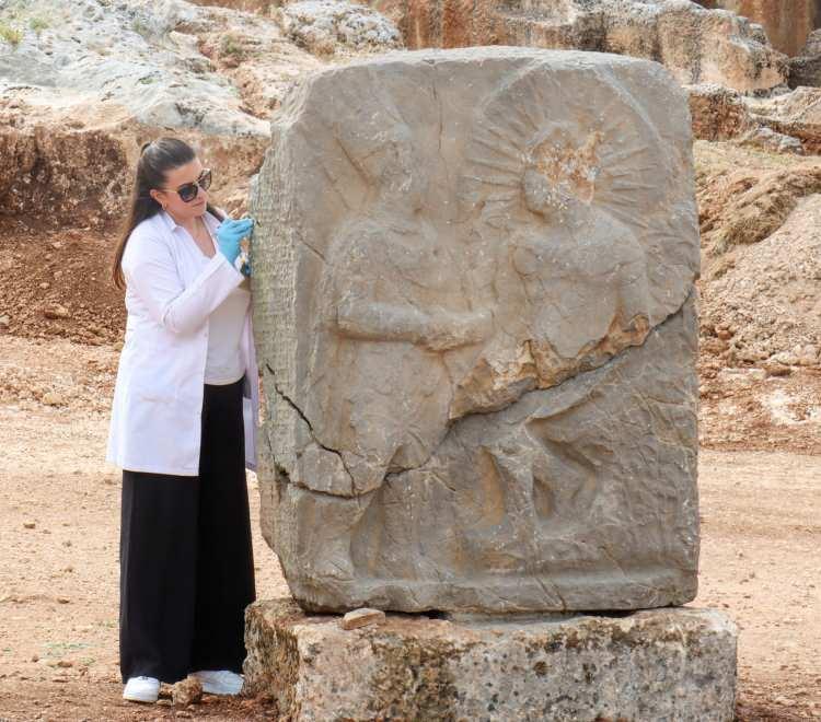 <p>Gaziantep Restorasyon, Konservasyon Bölge Laboratuvarı Müdürü Ayşe Ebru Çorbacı ve beraberindeki ekip, ikiye bölünen ve üzerinde Apollon Mitras ile Kral Antiochos'un tokalaşma sahnesinin bulunduğu steli araya pim atılarak özel yapıştırıcılar ile birleştirdi.</p>
