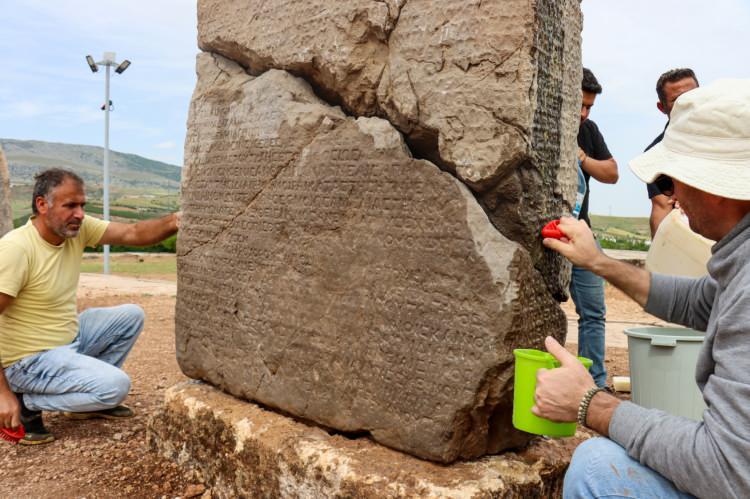 <p>Toplam 4 gün sürecek olan çalışmanın ardından Perre Antik Kent nekropol alanının kuzeydoğusunda kaidelere yerleştirilen steller, Müzeler Haftası’nda yerli ve yabancı turistlerin ziyaretine açılacak.</p>
